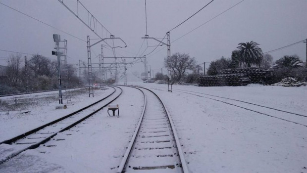 ep vias de tren cubiertas por la nieve en una foto de archivo