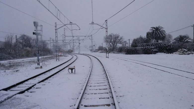 ep vias de tren cubiertas por la nieve en una foto de archivo ep vias de tren cubiertas por la nieve en una foto de archivo