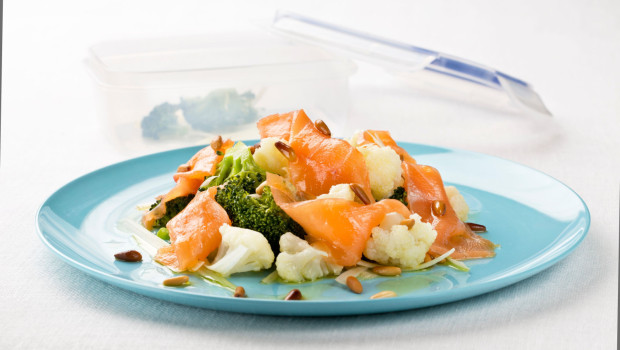 15 salmon noruego ahumado con ensalada de brocoli y coliflor angel robledo 