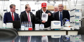 donald-trump-montre-une-photo-du-covid-19-coronavirus-au-centres-pour-le-controle-et-la-prevention-des-maladies-d-atlanta donald-trump-montre-une-photo-du-covid-19-coronavirus-au-centres-pour-le-controle-et-la-prevention-des-maladies-d-atlanta
