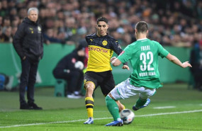 ep achraf intenta desborda a un jugador del werder bremen en un partido con el borussia dortmund