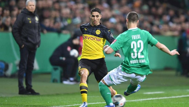 ep achraf intenta desborda a un jugador del werder bremen en un partido con el borussia dortmund