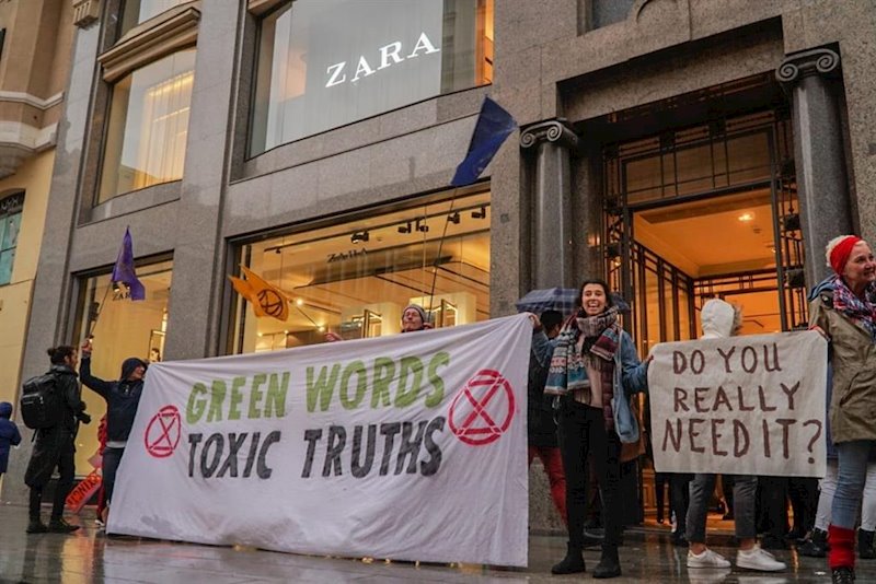 ep activistas de extincion rebelion en la macrotienda de zara en la gran via de madrid