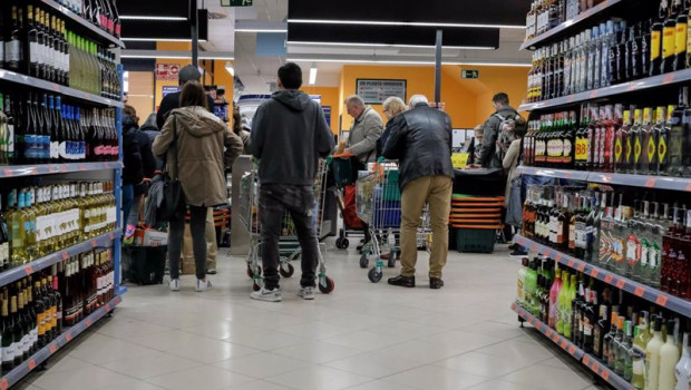 ep archivo   gente haciendo la compra en un supermercado
