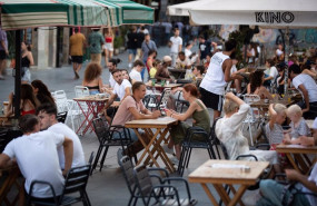 ep archivo   personas en una terraza