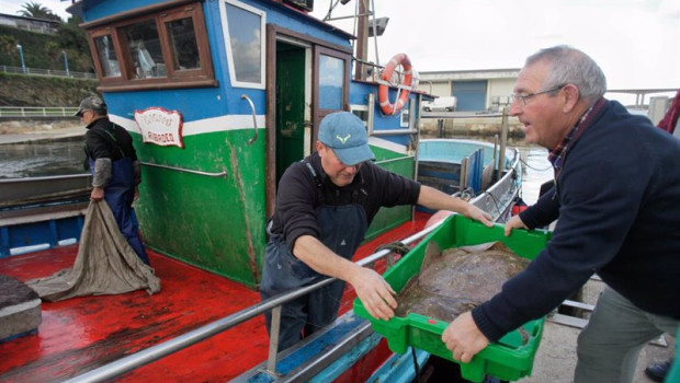 ep archivo   pescadores descargan su barco en el puerto de ribadeo a 21 de diciembre de 2022 en