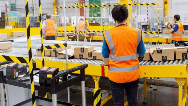 Amazon | AMAZON - Archivo ep archivo - trabajadores del centro logistico de amazon en alcala de henares madrid