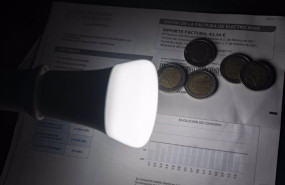 ep archivo   una lampara refleja el importe de una factura el dia en que el precio de la luz ha