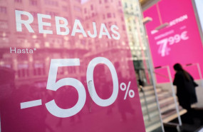 ep archivo   una mujer entra en una tienda con descuentos por las rebajas de enero