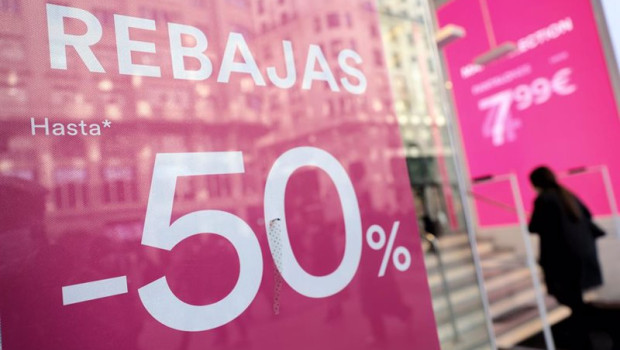 ep archivo   una mujer entra en una tienda con descuentos por las rebajas de enero