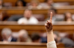 ep archivo   una mujer vota durante la sesion plenaria en el congreso de este martes en la que se ha