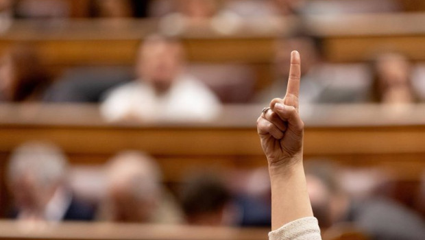 ep archivo   una mujer vota durante la sesion plenaria en el congreso de este martes en la que se ha