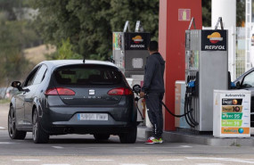ep archivo   una persona reposta su vehiculo en una gasolinera a 28 de octubre de 2022 en madrid