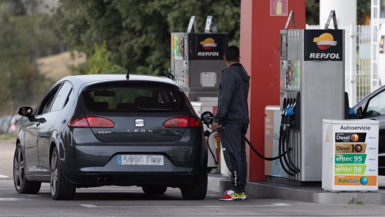 ep archivo una persona reposta su vehiculo en una gasolinera a 28 de octubre de 2022 en madrid ep archivo una persona reposta su vehiculo en una gasolinera a 28 de octubre de 2022 en madrid