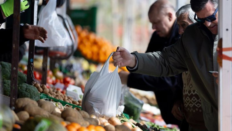 ep archivo   varias personas compran en un mercado de alimentos