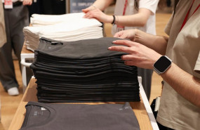 ep archivo   varios dependientes colocan la ropa en una tienda de ropa