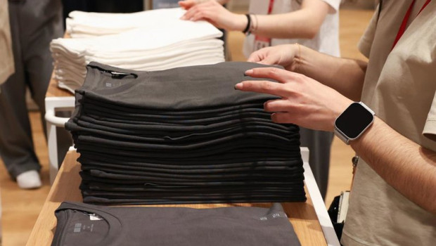 ep archivo   varios dependientes colocan la ropa en una tienda de ropa