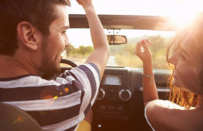 ep dos personas en un vehiculo