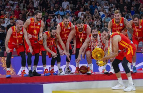 ep el capitan de la seleccion espanola de baloncesto rudy fernandez levanta la copa de campeones del