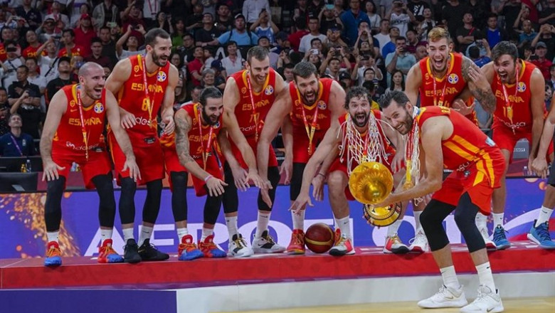 El capitán de la selección española de baloncesto, Rudy Fernández, levanta la copa de campeones del mundo | @NPHOTO-ALBERTONEVADO/FEB ep el capitan de la seleccion espanola de baloncesto rudy fernandez levanta la copa de campeones del