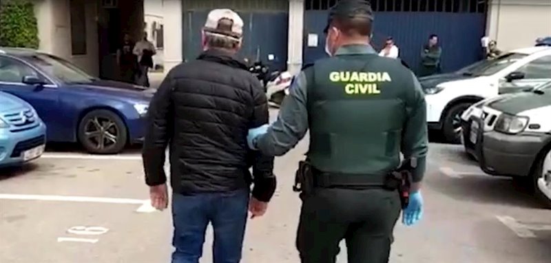 ep el detenido custodiado por un agente en torrevieja ep el detenido custodiado por un agente en torrevieja