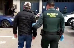 ep el detenido custodiado por un agente en torrevieja