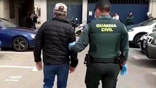 ep el detenido custodiado por un agente en torrevieja