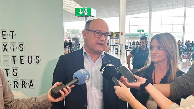 ep el director de la agncia catalana del consum albert meli y la subdirectora de atencion y