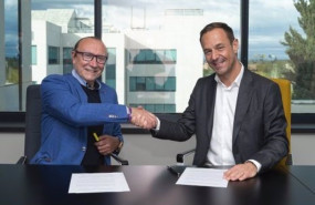 ep el director general de renault en espana sebastien guigues y el director de recalvi chema ep el director general de renault en espana sebastien guigues y el director de recalvi chema