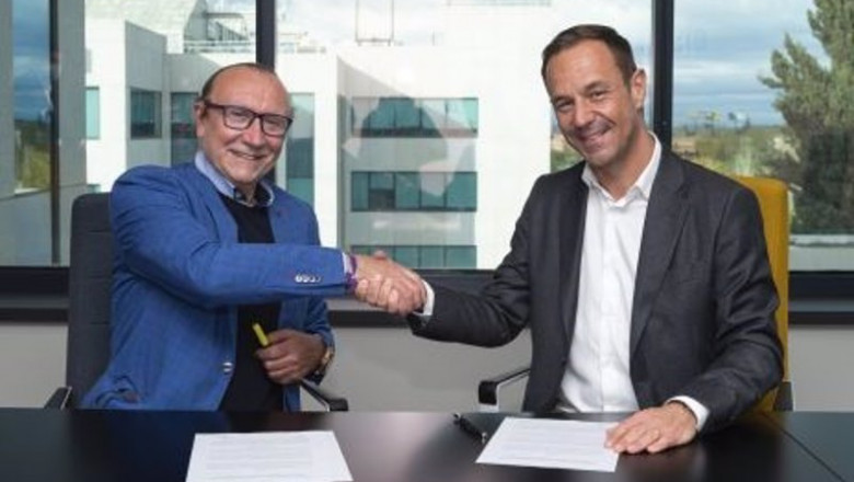 El director general de Renault en España, Sébastien Guigues, y el director de Recalvi, Chema Rodríguez | RENAULT ep el director general de renault en espana sebastien guigues y el director de recalvi chema