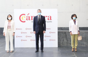 ep el rey felipe vi junto con la ministra de industria comercio y turismo reyes maroto y la