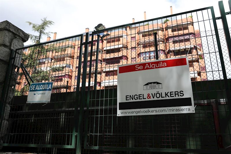 ep en la valla de una urbanizacion se ven colgados dos carteles de se alquila