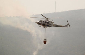 ep helicoptero trabaja en las labores de extincion de incendio