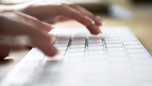 XUNTA - Archivo ep internet internauta teclado conexion a internet oficina trabajar teletrabajo ordenador red