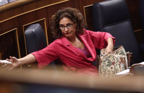 ep la ministra de hacienda maria jesus montero busca en su bolso una mascarilla y un diputado le
