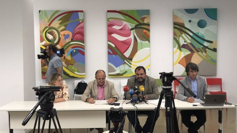 La presidenta de Afrucat, Montse Baró; el director general de Empresas Agroalimentarias, Calidad y Gastronomía, Joan Gòdia; el presidente del Comité de Hueso de Afrucat, Benjamí Ibars y el director general de Afrucat, Manel Simon. | AFRUCAT ep la presidenta de afrucat montse baro el director general de empresas agroalimentarias calidad y