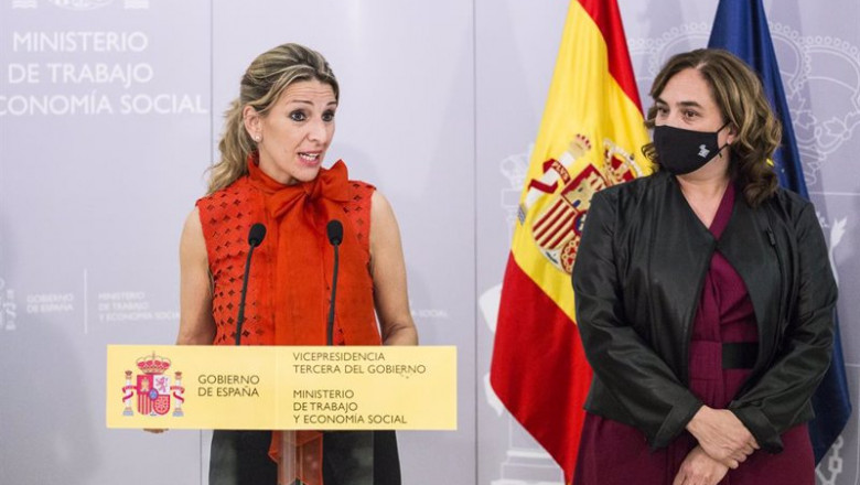 La vicepresidenta tercera y ministra de Trabajo y Economía Social, Yolanda Díaz (i), y la alcaldesa de Barcelona, Ada Colau (d), comparecen en rueda de prensa, después de un encuentro de trabajo en el Ministerio de Trabajo y Economía Social, a 25 de mayo | Alejandro Martínez Vélez - Europa Press ep la vicepresidenta tercera y ministra de trabajo y economia social yolanda diaz i y la alcaldesa