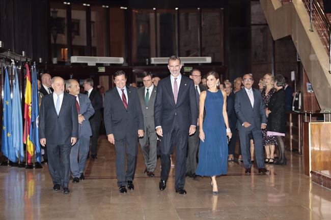 Los Reyes entrando en el Auditorio para el tradicional Concierto de los Premios | AURELIO FLOREZ ep los reyes entrandoauditoriotradicional conciertolos premios