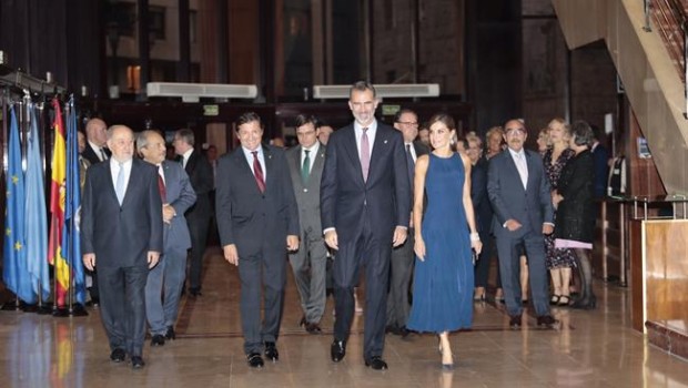 ep los reyes entrandoauditoriotradicional conciertolos premios