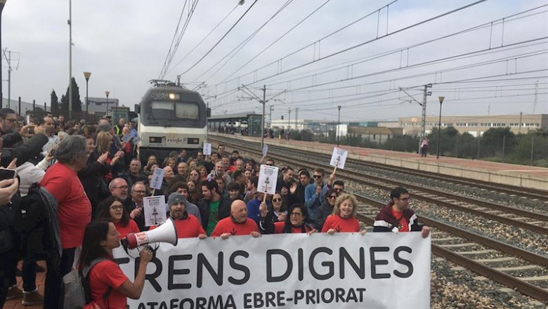 Manifestantes de la plataforma 'Trenes Dignos' saltan a las vías de la estación L'Aldea-Tortosa-Amposta (Tarragona). | TRENS DIGNES ep manifestantes de la plataforma trenes dignos saltan a las vias de la estacion