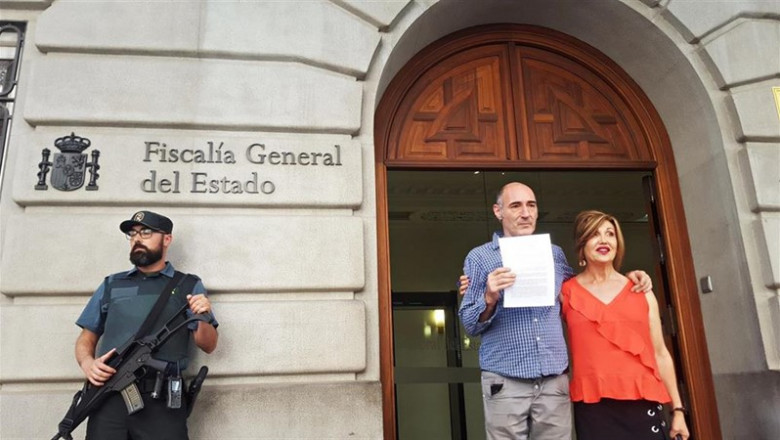 El presidente del Observatori Contra l'Homofobia de Catalunya, Eugeni Rodríguez, y la presidenta de la Federación Plataforma Trans, Mar Cambrollé, portan el escrito registrado en la Fiscalía General del Estado para que actúe contra el partido Vox. | EUROPA PRESS ep presidenteobservatorilhomofobiacatalunya eugeni rodriguez ypresidentala federacion plataforma trans mar cambrolle portanescrito registradola fiscalia generalestadoque actuepartido vox