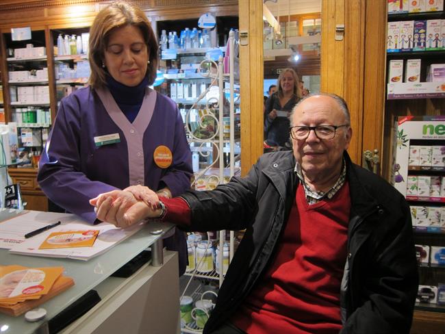Tomar el pulso, paciente, farmacia, fibrilación auricular, ictus, arritmia | EUROPA PRESS ep tomarpulso paciente farmacia fibrilacion auricular ictus arritmia