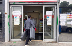 ep un hombre entra a una oficina de empleo