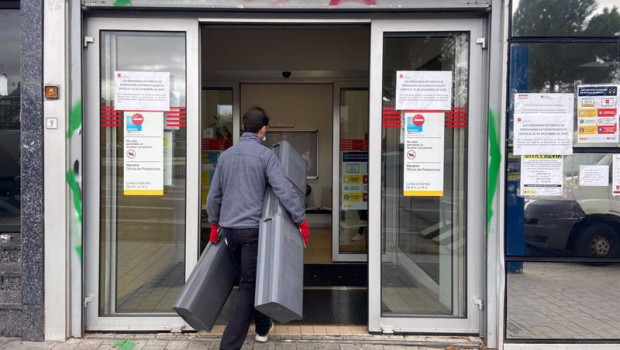 ep un hombre entra a una oficina de empleo