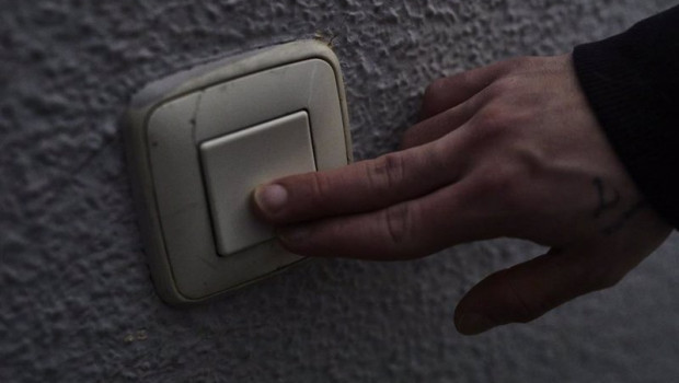 ep un hombre toca una llave de la luz