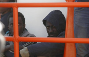 ep un migrante rescatadas por salvamento maritimo cuando navegaban a la deriva en una patera en