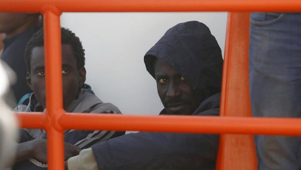 ep un migrante rescatadas por salvamento maritimo cuando navegaban a la deriva en una patera en