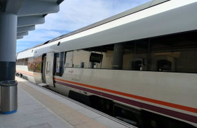 ep un tren de media distancia en la estacion de ferrocarril de merida