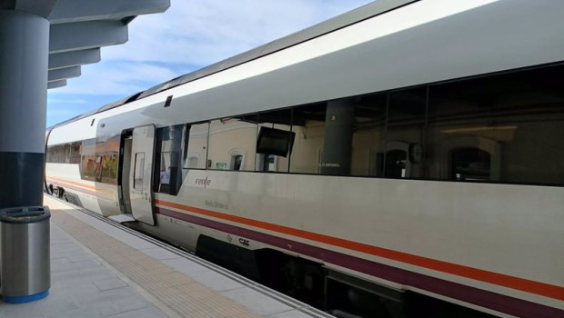 ep un tren de media distancia en la estacion de ferrocarril de merida