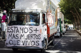 ep una caravana de vehiculos agricolas se concentra ante el puerto de almeria